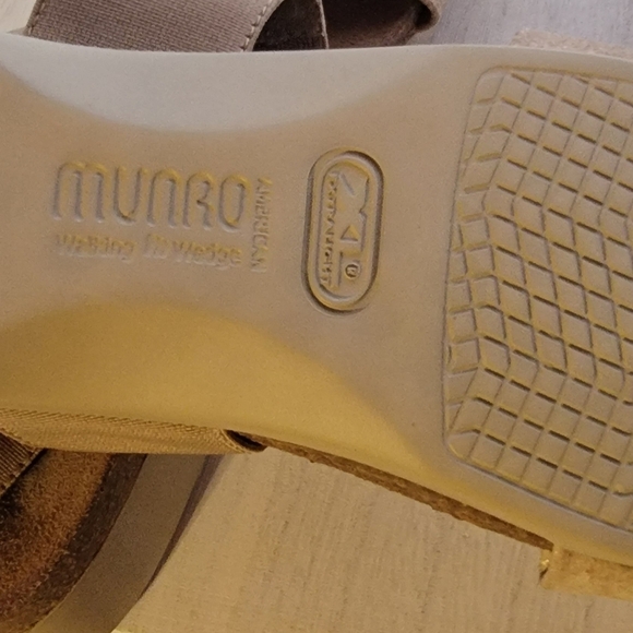 Women's Munro Sandals, Tan with Gold flakes, proper size M perfect fit shoes - Picture 5 of 13